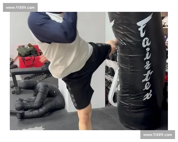 萨曼柴双连踢爆头终结！这腿法堪称泰拳暴力美学范本