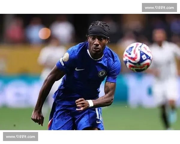 马杜埃凯 GQ 大片曝光!切尔西边锋化身巴黎世家型男 马杜埃凯 GQ 大片曝光!切尔西边锋化身巴黎世家型男