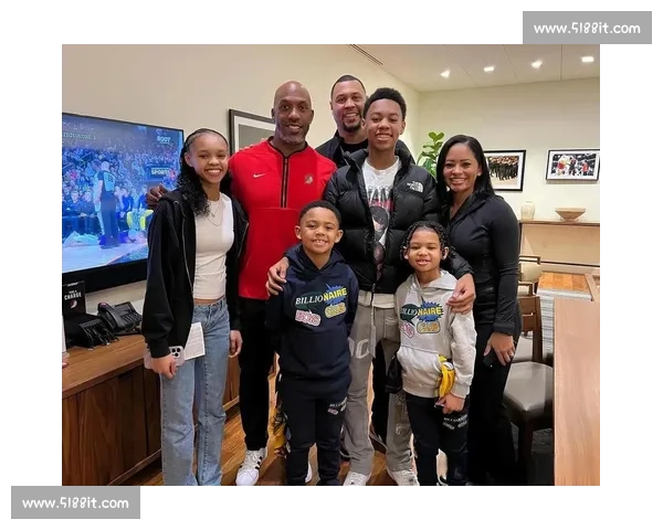 撕裂之城的双时代：罗伊的黄曼巴传奇与杨瀚森的青春风暴