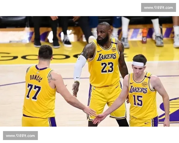 里夫斯:湖人是家!顶薪争议下的忠诚告白,球迷:他比拉塞尔更值得