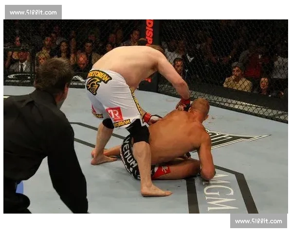 机械战警左平勾暴力催眠赫尔曼森！UFC 317 副赛上演教科书级终结